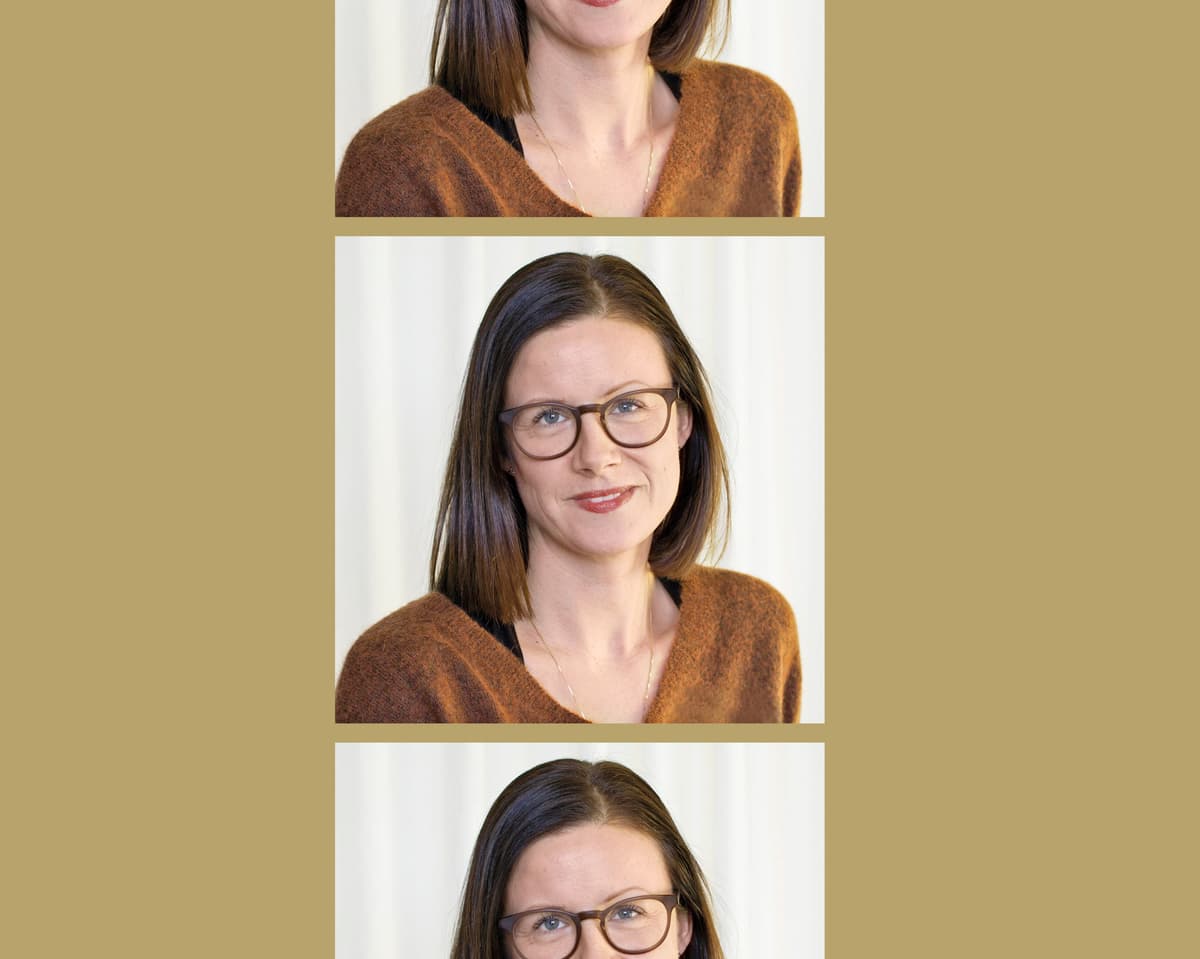 Röd bakgrund till porträttbild av Anna Vennerström