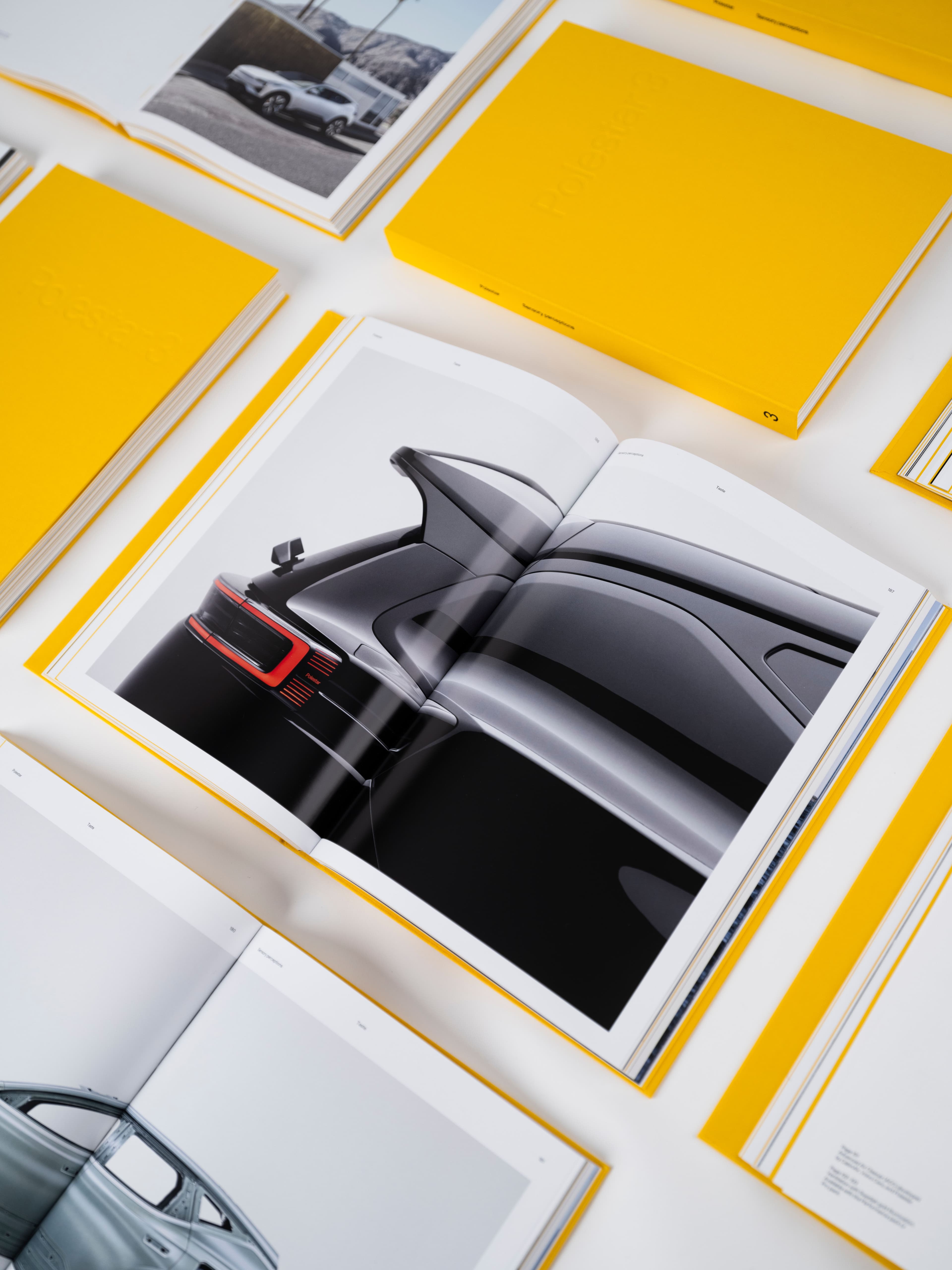 En premium brand book för fordonsindustrin, tryckt med högupplösta bilder och förpackad i ett vibrerande gult hårdpärmsomslag som visar avancerad kommersiell tryckteknik och exklusiva printfinishar. Bilden lyfter fram exakt färgåtergivning, lay‑flat‑bindning och skräddarsydda presentationsaskar – idealiskt för företagspublikationer, produktkataloger, marknadsmaterial och profilerade förpackningslösningar. Ett starkt exempel på heltäckande end‑to‑end‑tjänster inom print och förpackning, från koncept och design till produktion och premiumfinish.