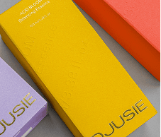 Närbild på tryckta kartongkapslar med guld-foliering