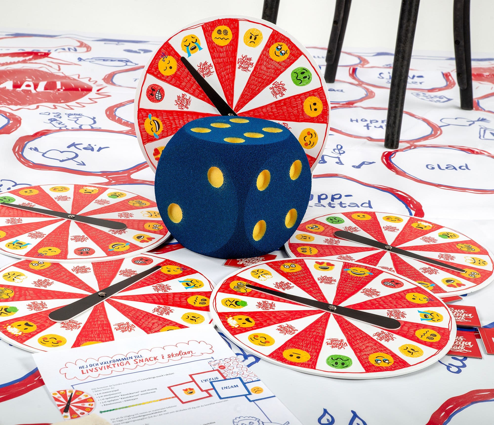 Spelpan med tärning och emojisnurror