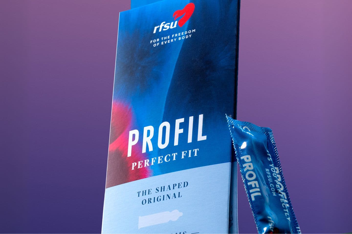 Närbild på en tryckt kondomförpackning