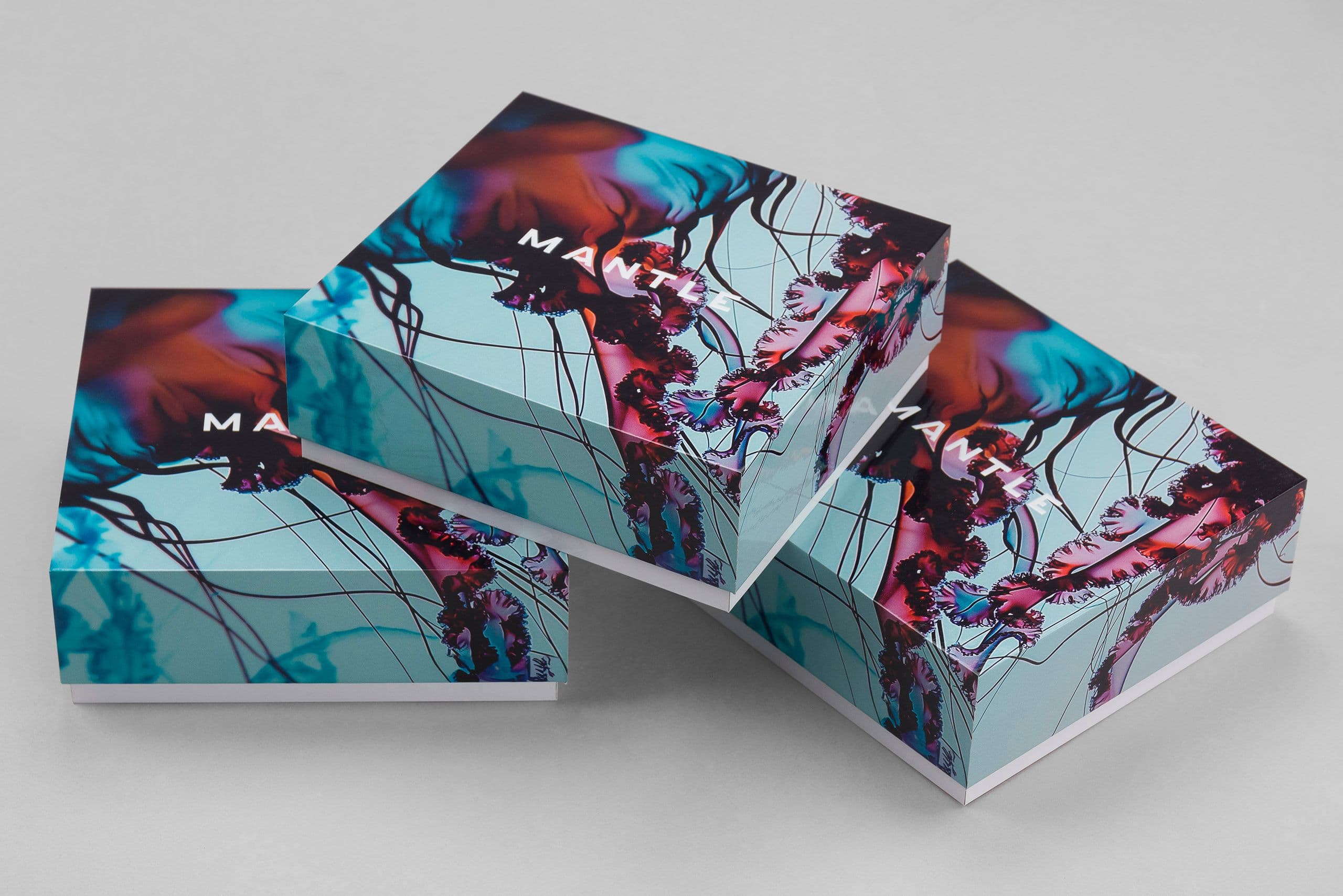 Mantle gift box med tryckt överdrag och exklusiv vit foliering.