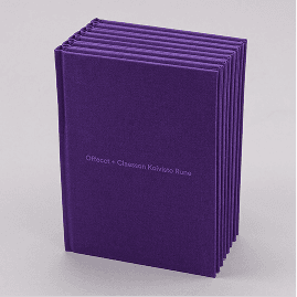 Hårdbunden bok med lila omslag