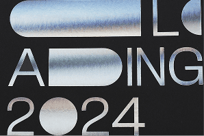 svart omslag med exklusiv silverfoliering av typografin