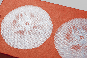 röd förpackning i närbild