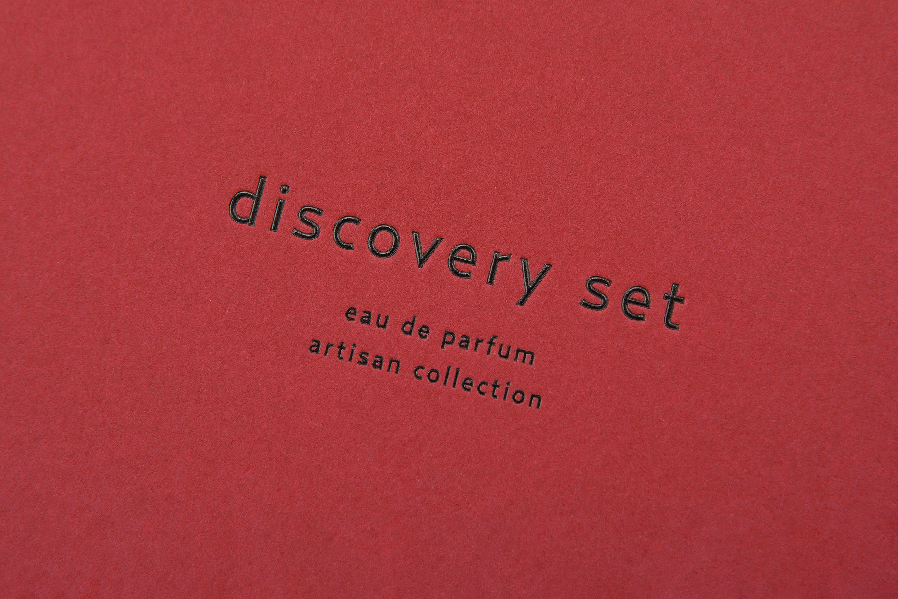 Röd förpackning med svart foliering ger premium uttryck för parfymförpackningar.