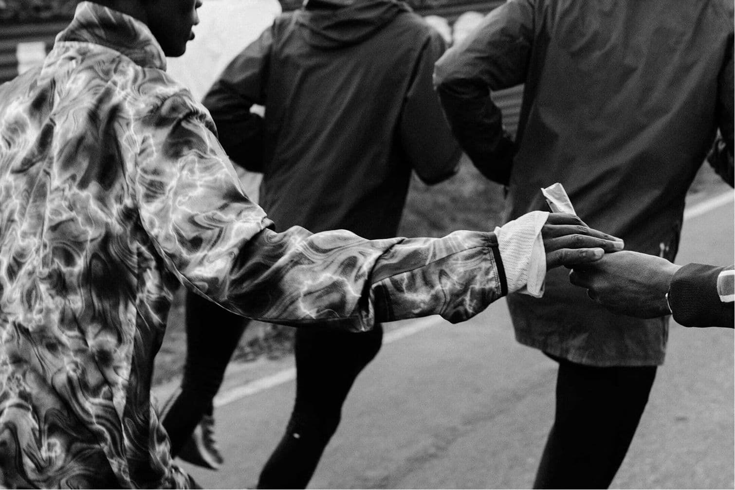 Svartvit bild joggare med nutritionsdryck