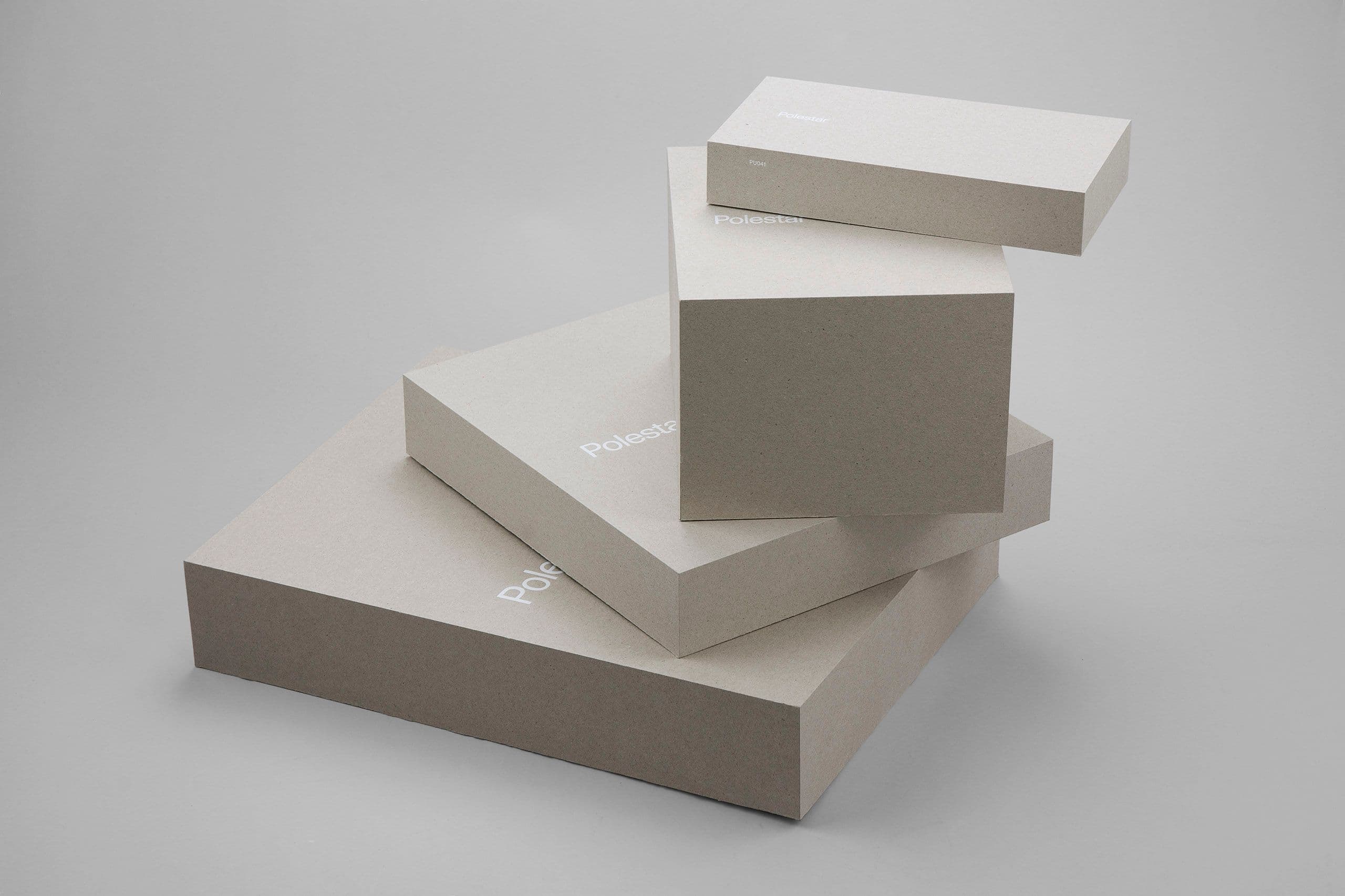 Premiumförpackningar i styv kartong, staplade i en minimalistisk studiomiljö som visar upp exklusiva, kundanpassade tryck- och förpackningslösningar. Bilden lyfter fram precisionsgjorda kartongaskar med subtil logotypprägling, rena kanter och en lyxig finish – idealiskt för retailförpackningar, produktpresentationer och profilerade företagsförpackningar. Ett utmärkt exempel på skräddarsydd askproduktion, hållbara material och premium tryckproduktion för företag som erbjuder mångsidiga förpackningslösningar.