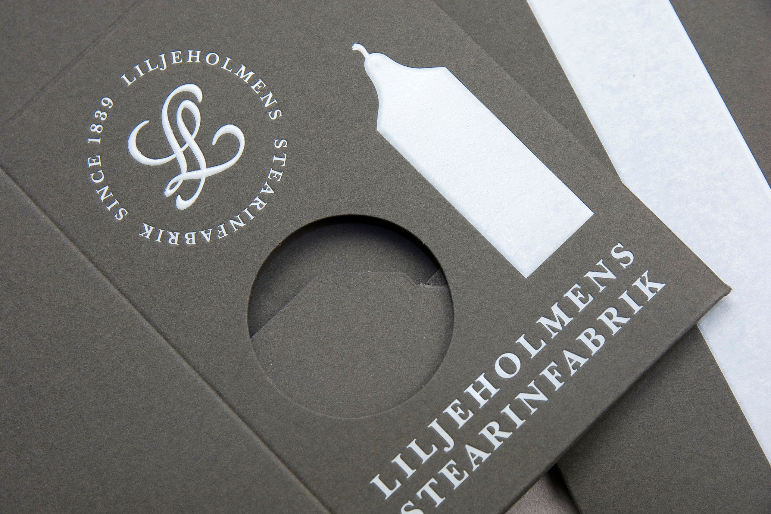 Folierad och stansad premiumförpackning för stearinljus