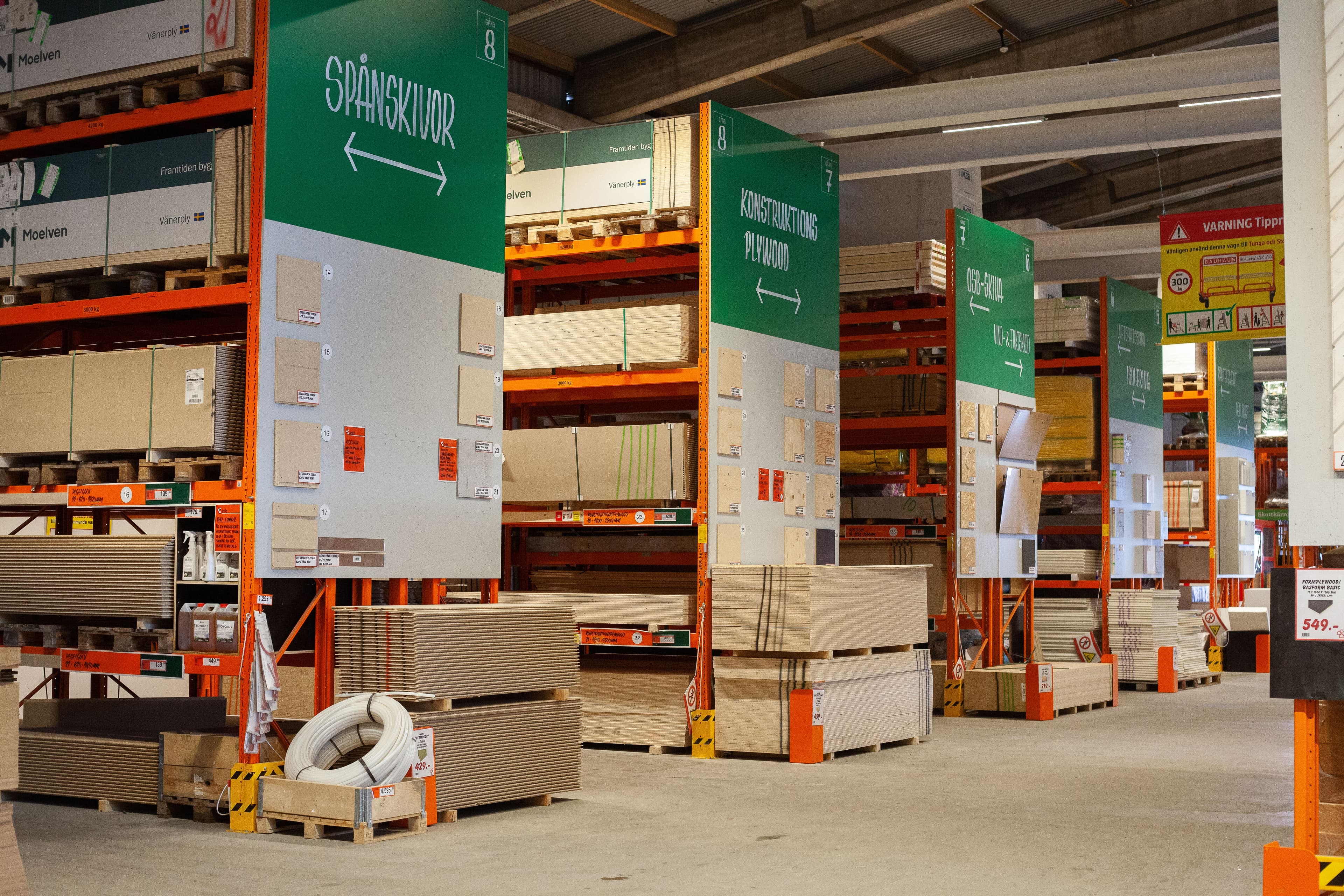 Lagerhyllor i ett stort varuhus