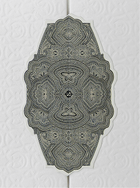 Närbild av prägling på en förpackning